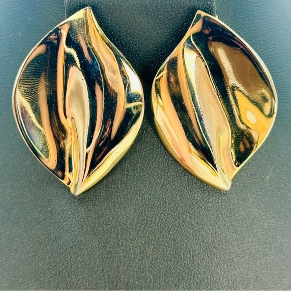 Vintage Clip On Earrings Large Leaf Modernist Contemporary Wave Design Gold Tone - Picture 7 of 7